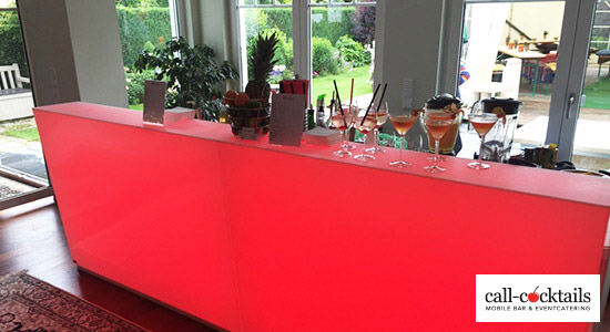Light bar von Call-Cocktails in rot beleuchtet