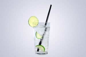 Cocktailauswahl mobile Bar Gin Tonic mit Limette im Glas