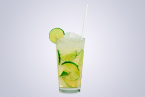 Cocktailauswahl mobile Bar Ginger Caipirinha mit Limette im Glas