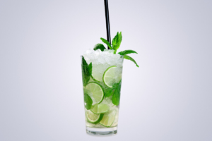 Cocktailauswahl mobile Bar Mojito mit Minze im Glas