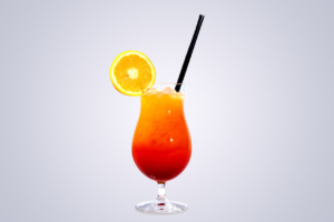 Cocktailauswahl mobile Bar Tequila Sunrise im Cocktailglas mit orangendeko