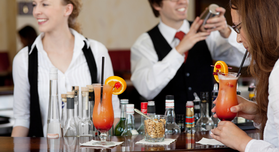 Barkeeper Frau und Mann führen einen Cocktail Workshop durch