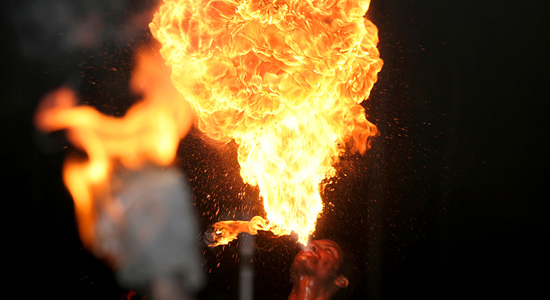 Barkeeper spuckt Feuer für eine cocktail Barshow