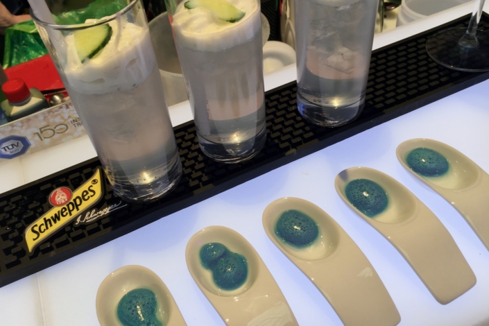 Blaue Spoon Drops molekularer Cocktails Cocktailservice auf Bartheke