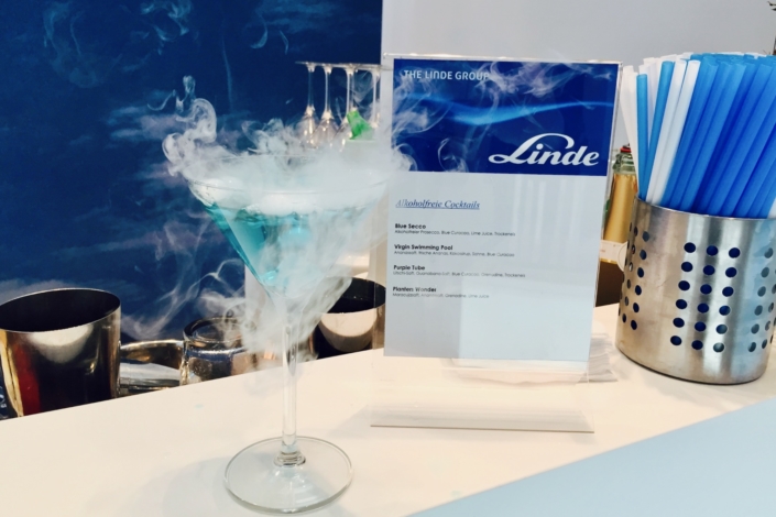 Molekularer Cocktails Bluesecco im Martiniglas mit Trockeneis Nebel Cocktail-Catering