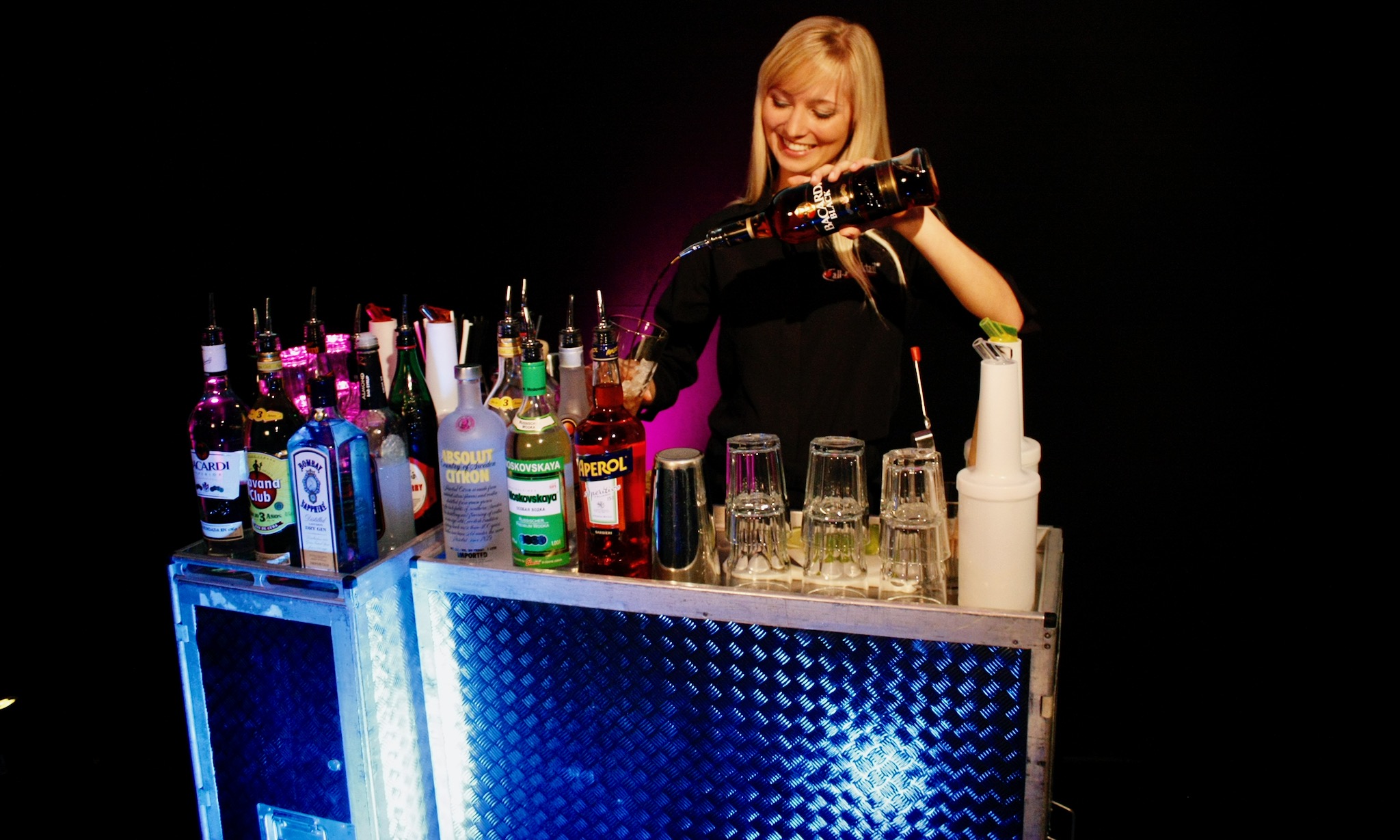 Barkeeperin mixt Cocktail auf Flightcase Bar