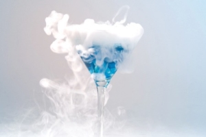 Bluesecco blauer molekular Cocktail molekular mixology im Martiniglas