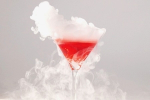 Redsecco roter molekularer Cocktail mit Trockeneis Nebel