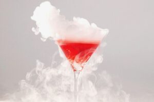 Redsecco roter molekularer Cocktail mit Trockeneis Nebel