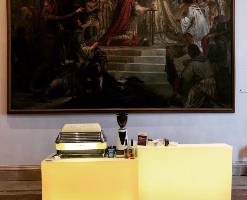 mobile Kaffeebar gelb beleuchtet mit Siebträger Espressomaschine und Kaffeemühle im Bayerischen Landtag vor großem Bild