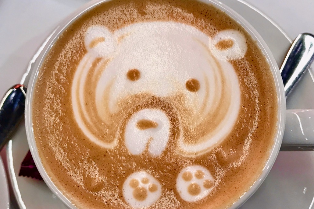 Latte Art mit Bärchen in Tasse Coffee Catering