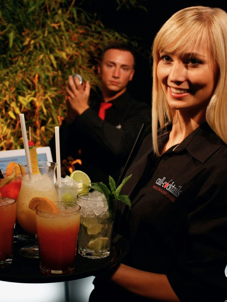 Barkeeper mieten und blonde Servicekraft mit Tablett mit verschiedenen Cocktails