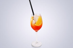 Cocktailauswahl mobile Bar Aperol Spritz mit Orangenscheibe im Weinglas