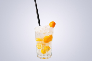 Cocktailauswahl mobile Bar orange weisser Cocktail Bombay Crushed mit Kumquats im Glas