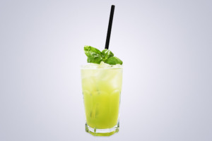 Cocktailauswahl mobile Bar grüner Cocktail Gin Basil Smash im Glas