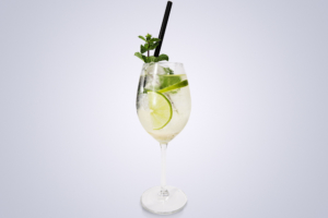 Cocktailauswahl mobile Bar Hugo im Weinglas mit Minze und Limette