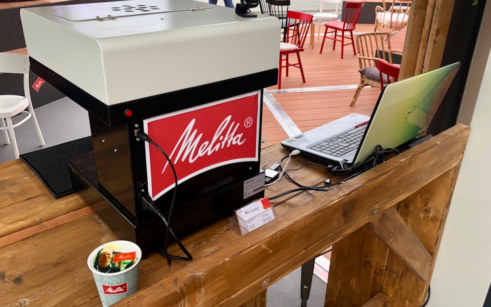 Marketing Ideen Kaffee Milchschaum-Drucker mit Selfiedruck auf Kaffeebecher und Laptop