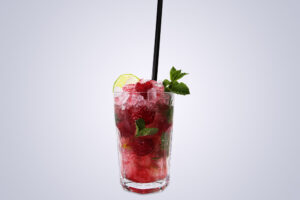 Cocktailauswahl mobile Bar roter Cocktail Raspeberry Mojito im Glas