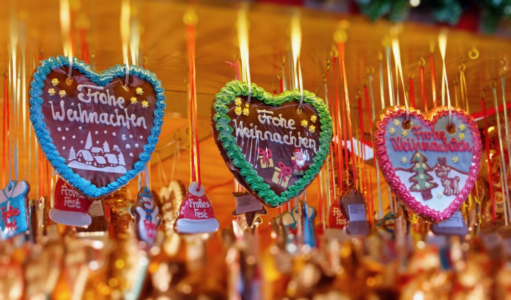 Drei Lebkuchenherzen mit frohe Weihnachten Aufschrift für Firmen Weihnachtsmarkt Catering