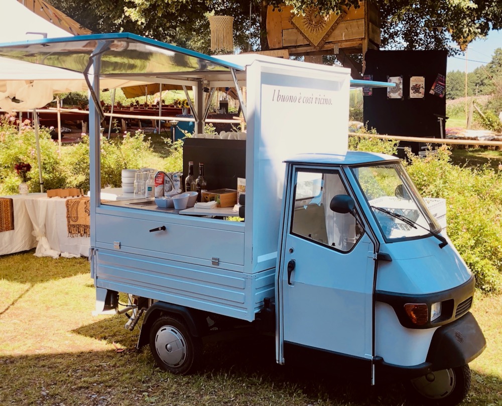 Kaffee Piaggio Ape Kaffeedreirad weiss im Garten mit Tischen mobile Kaffeebar