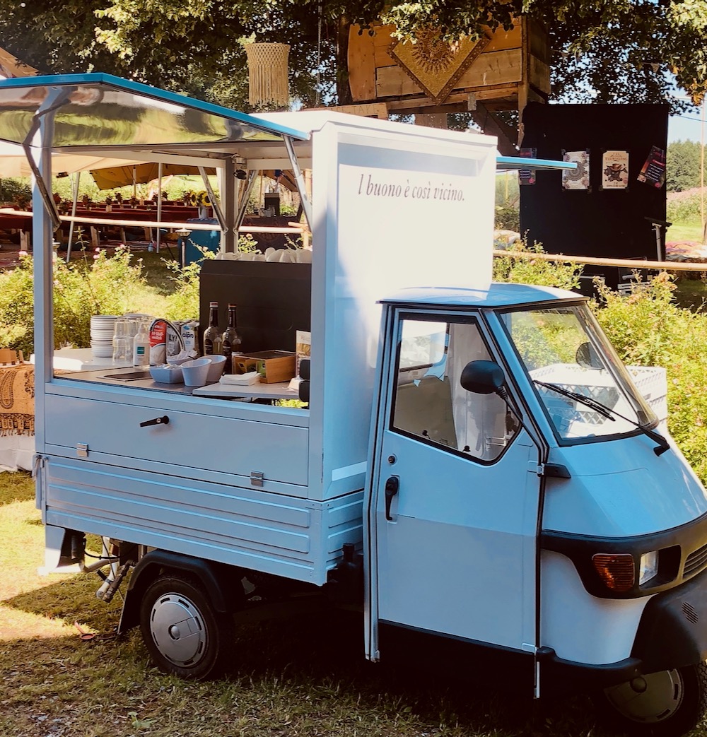 Piaggio Kaffee ape Kaffeedreirad in weiss im Garten für Kaffee Catering Veranstaltung