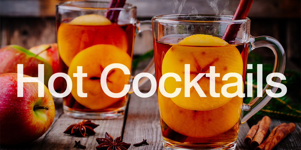 Heisser Cocktail mit Zimtstangen und Äpfeln für Weihnachts Catering