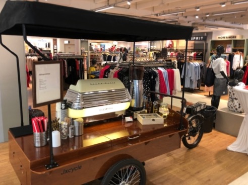 Kaffee-Rad Bike in einem Modegeschäft Baristaservice