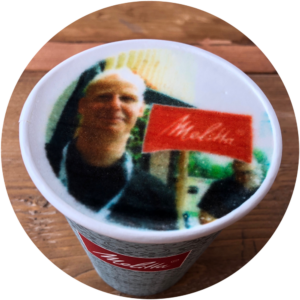 Kaffee mit bedrucktem Milchschaum Melitta mit Selfie im Togo Becher Marketing Idee