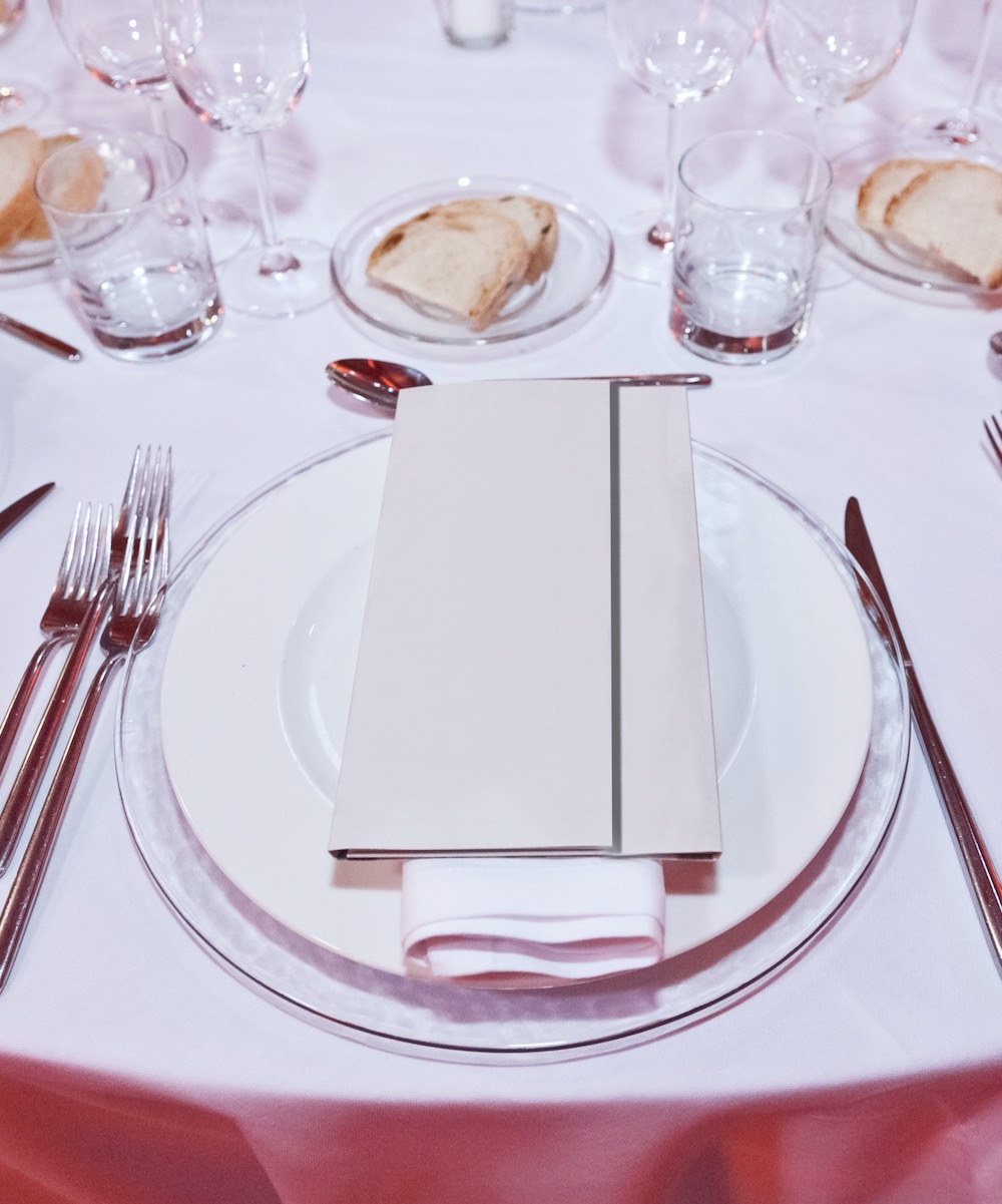 Catering Hochzeitstisch mit Tischdecke Platzteller Besteck und Gläsern