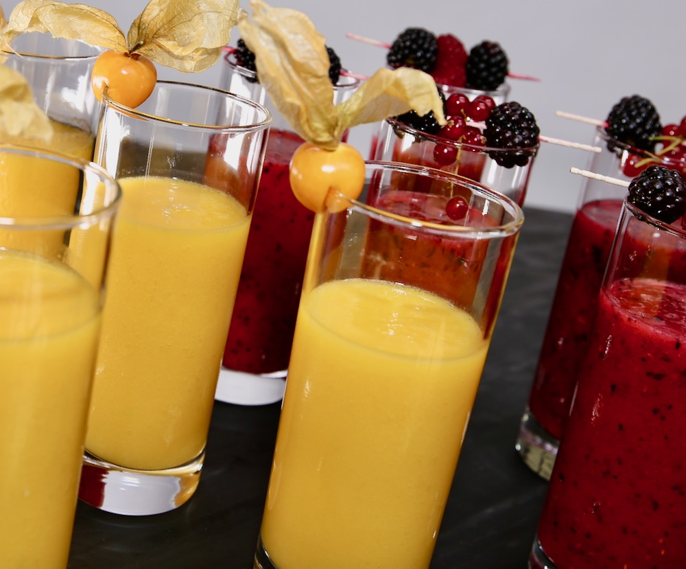 Gläser mit Mango und Redberry Smoothie und Dekoration Messecatering