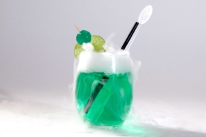 Green Tonic grüner Cocktails dampfend mit grüner Cocktailkirsche molekularer Cocktail
