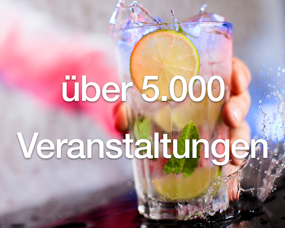 Cocktail mit Beschriftung über 5.000 Referenzveranstaltungen im Cocktailcatering