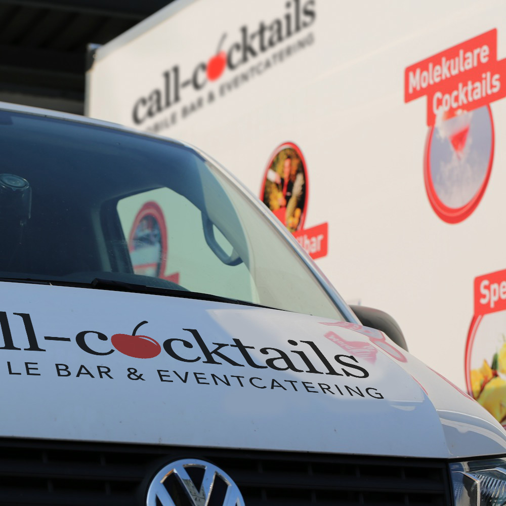 Transporter mit Werbung Call-Cocktails mobile Bar und Eventcatering